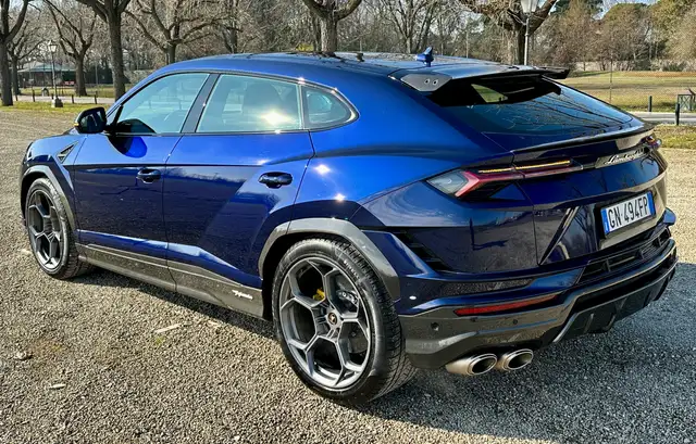 Lamborghini Urus view 3
