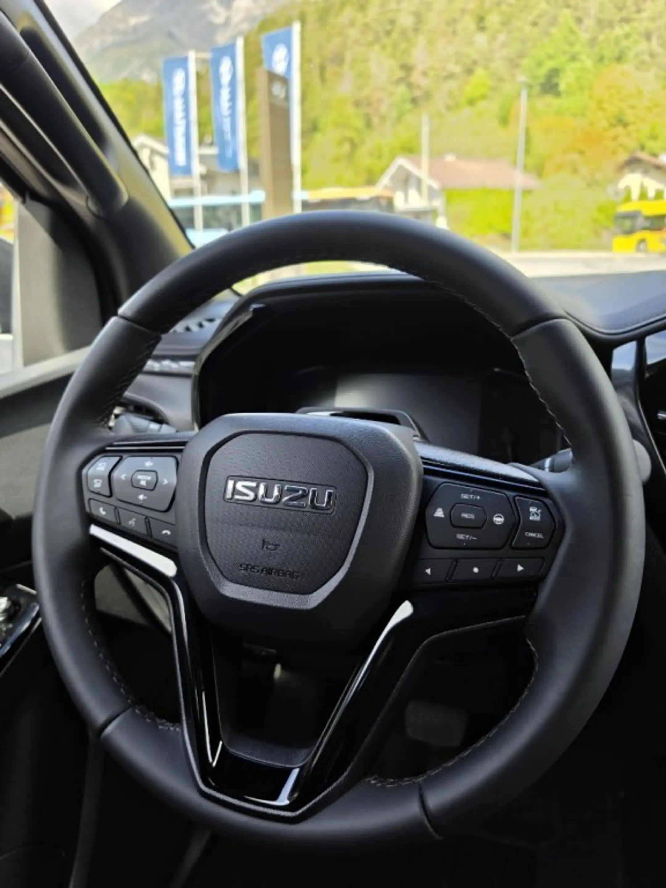 Isuzu D-Max 2,2 Double Cab V-Cross 4WD AT — photo 8