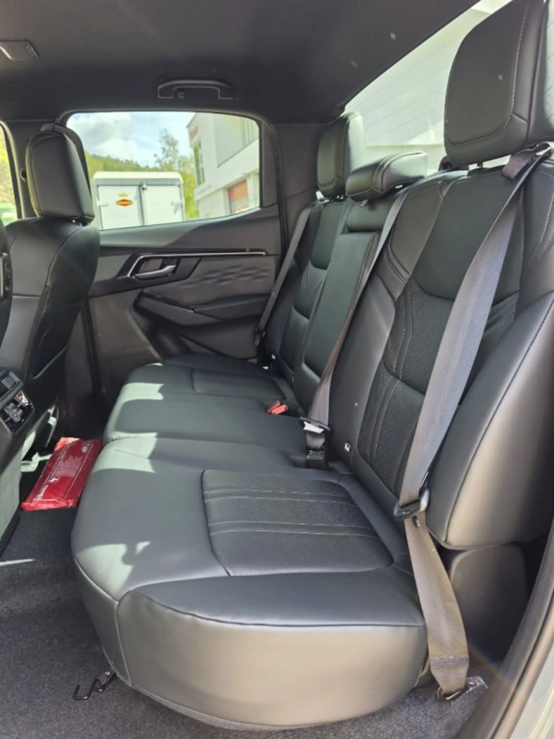Isuzu D-Max 2,2 Double Cab V-Cross 4WD AT — photo 10