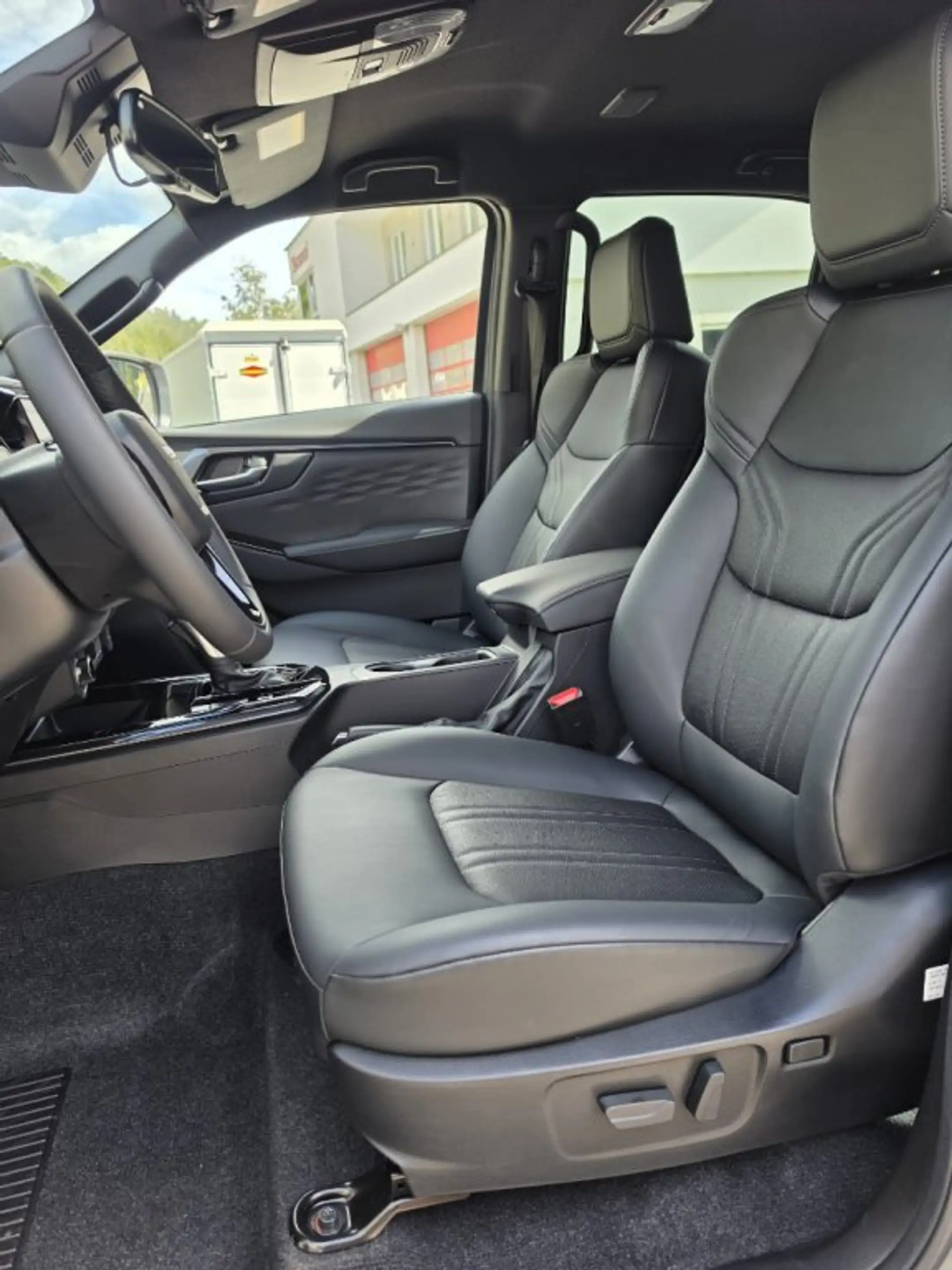 Isuzu D-Max 2,2 Double Cab V-Cross 4WD AT — photo 9