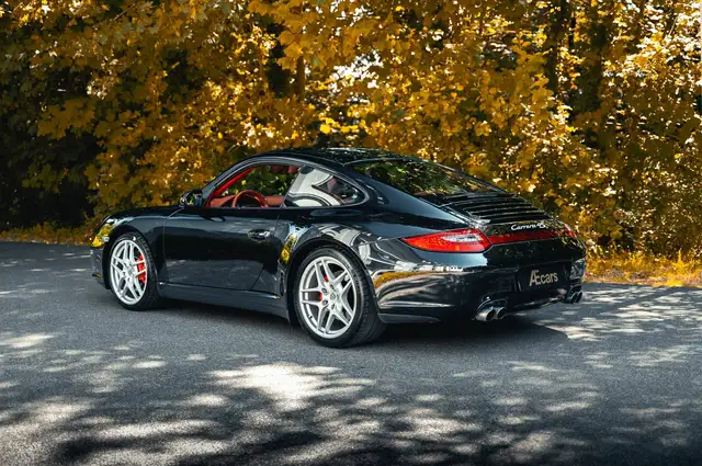 Porsche 911 view 6
