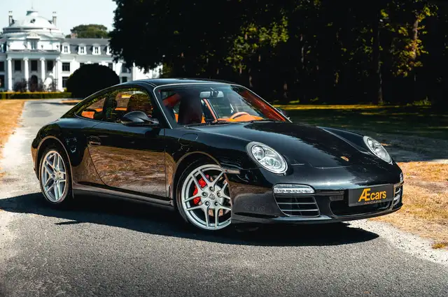 Porsche 911 view 4