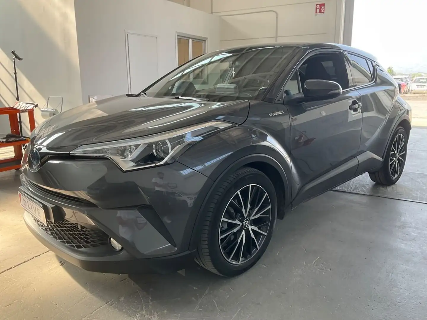 Toyota C-HR C-HR 1.8h Trend 2wd e-cvt  1 prop 38000 KM! Grau - 1