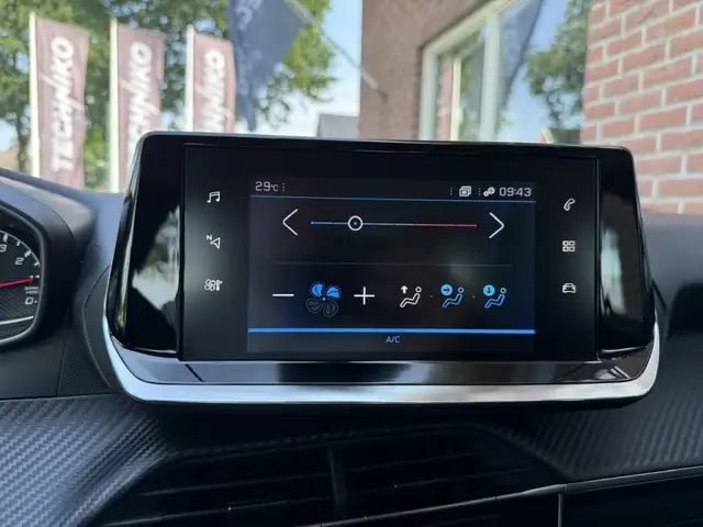 Peugeot 208 view 17