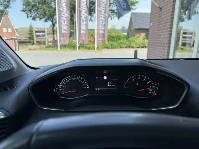 Peugeot 208 view 12