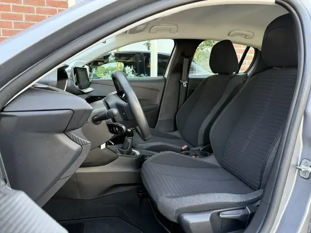 Peugeot 208 view 4