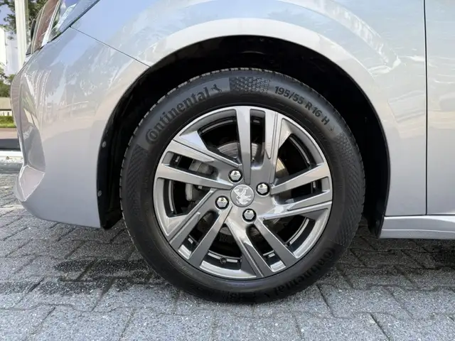 Peugeot 208 view 11