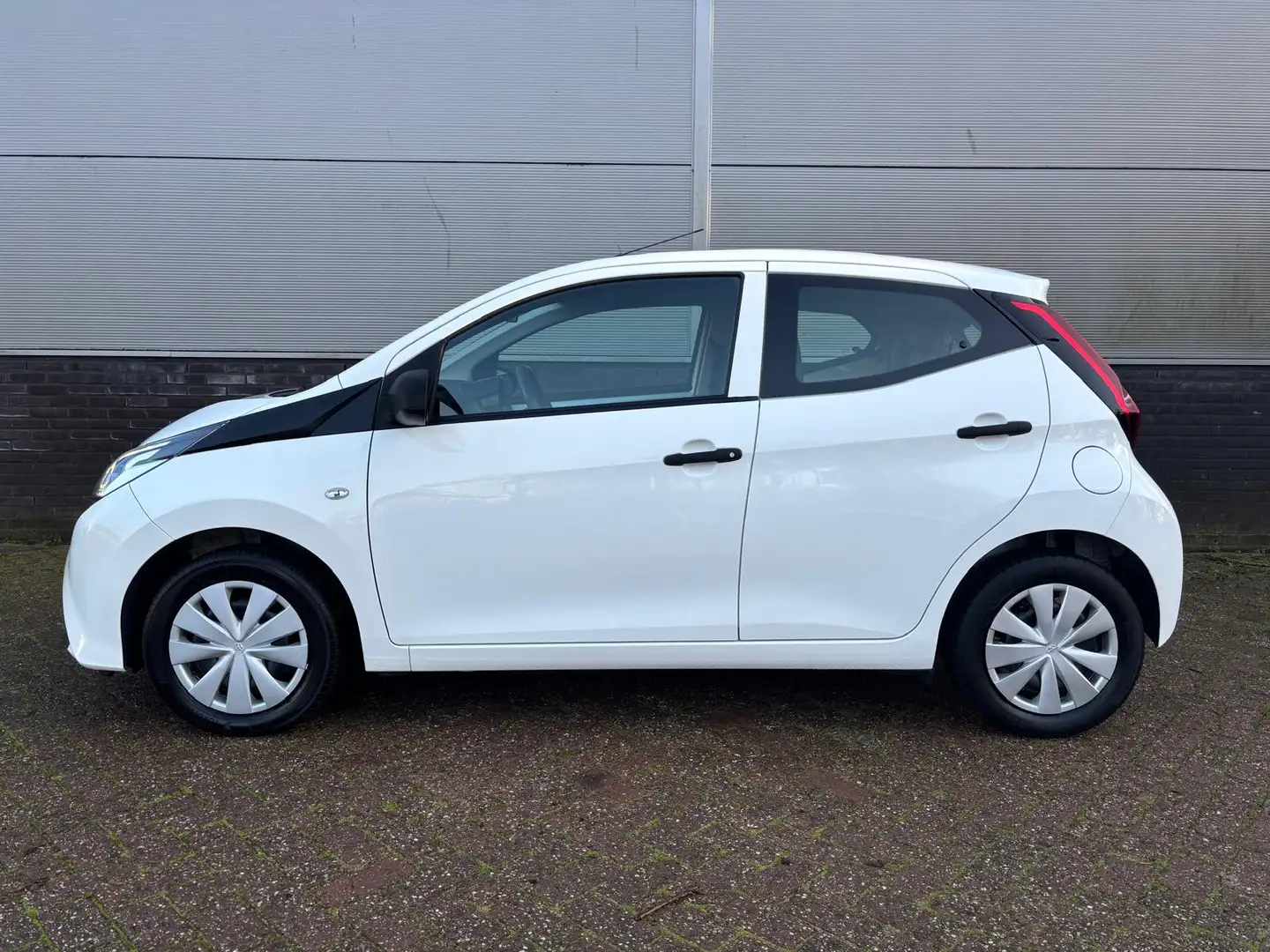 Toyota Aygo 1.0 VVT-i x-fun Airco Bluetooth Wit - 2