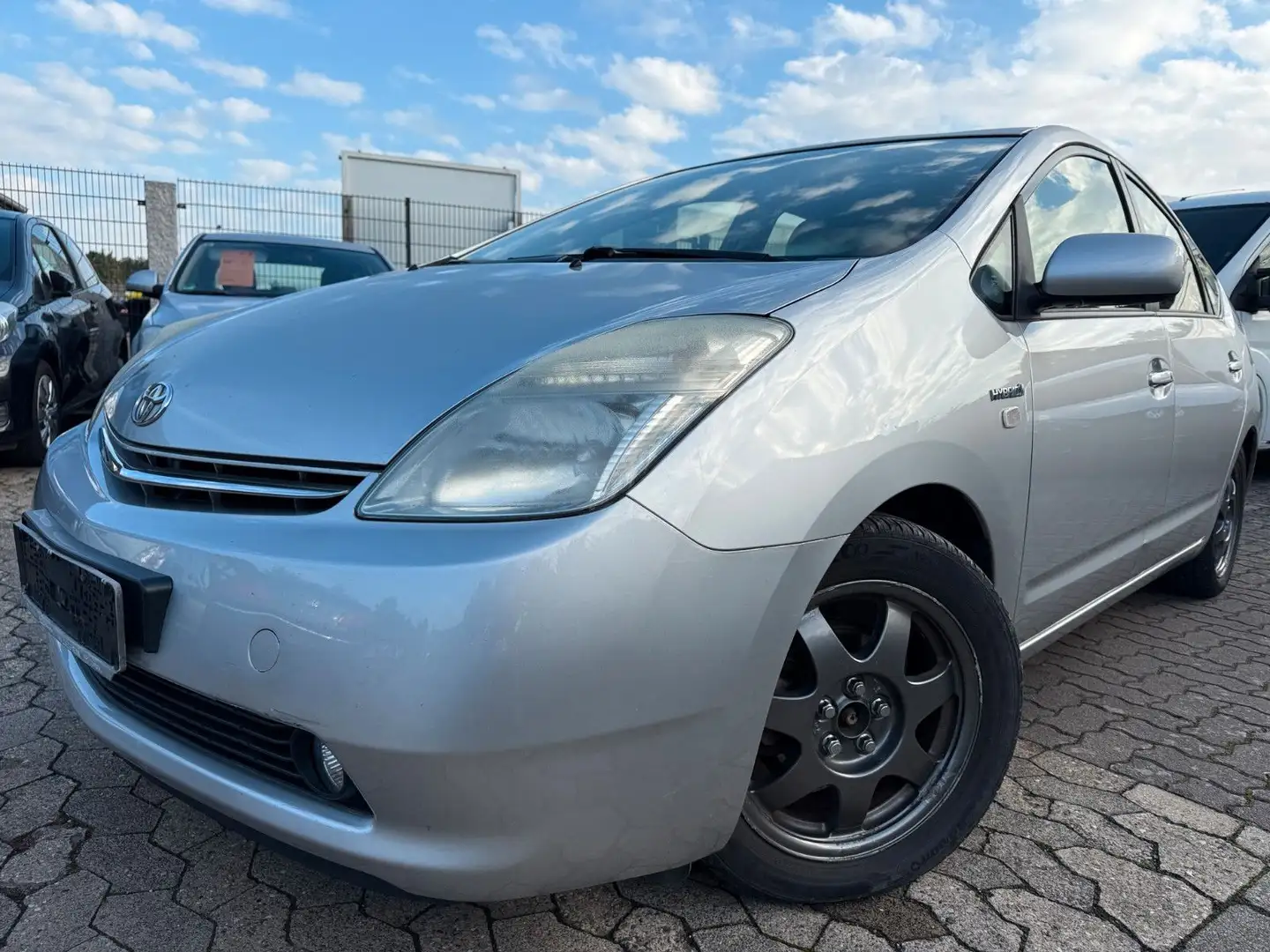 Toyota Prius Sol 1.5 Hybrid/Benzin,Auto,Klima,Kamera Silber - 1
