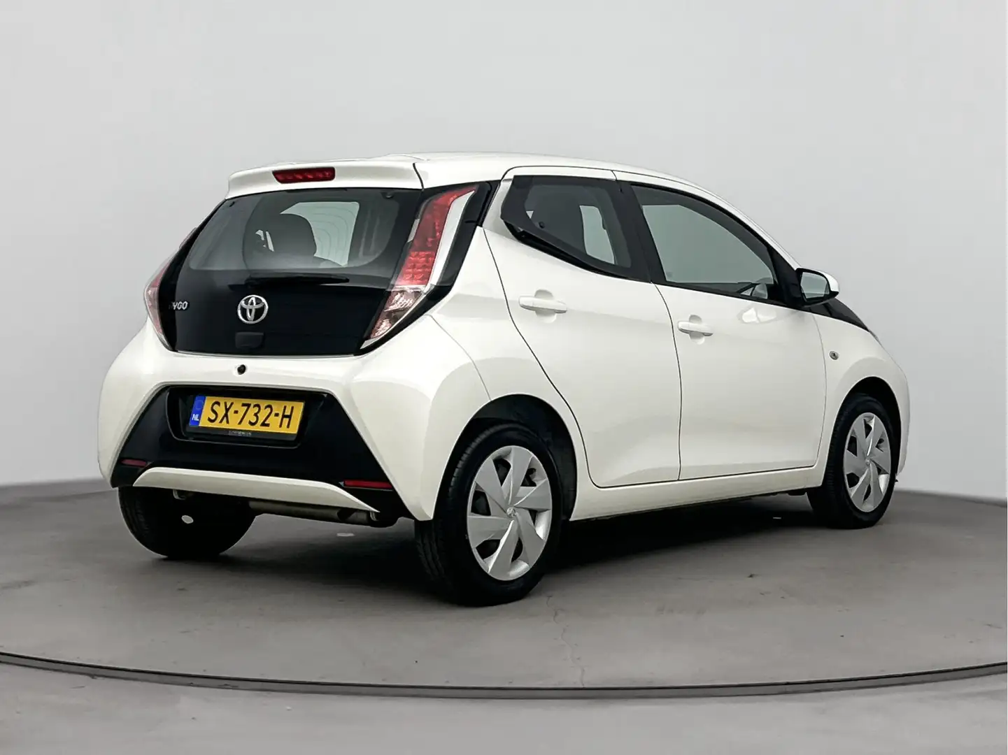 Toyota Aygo 1.0 VVT-i x-nav Wit - 2