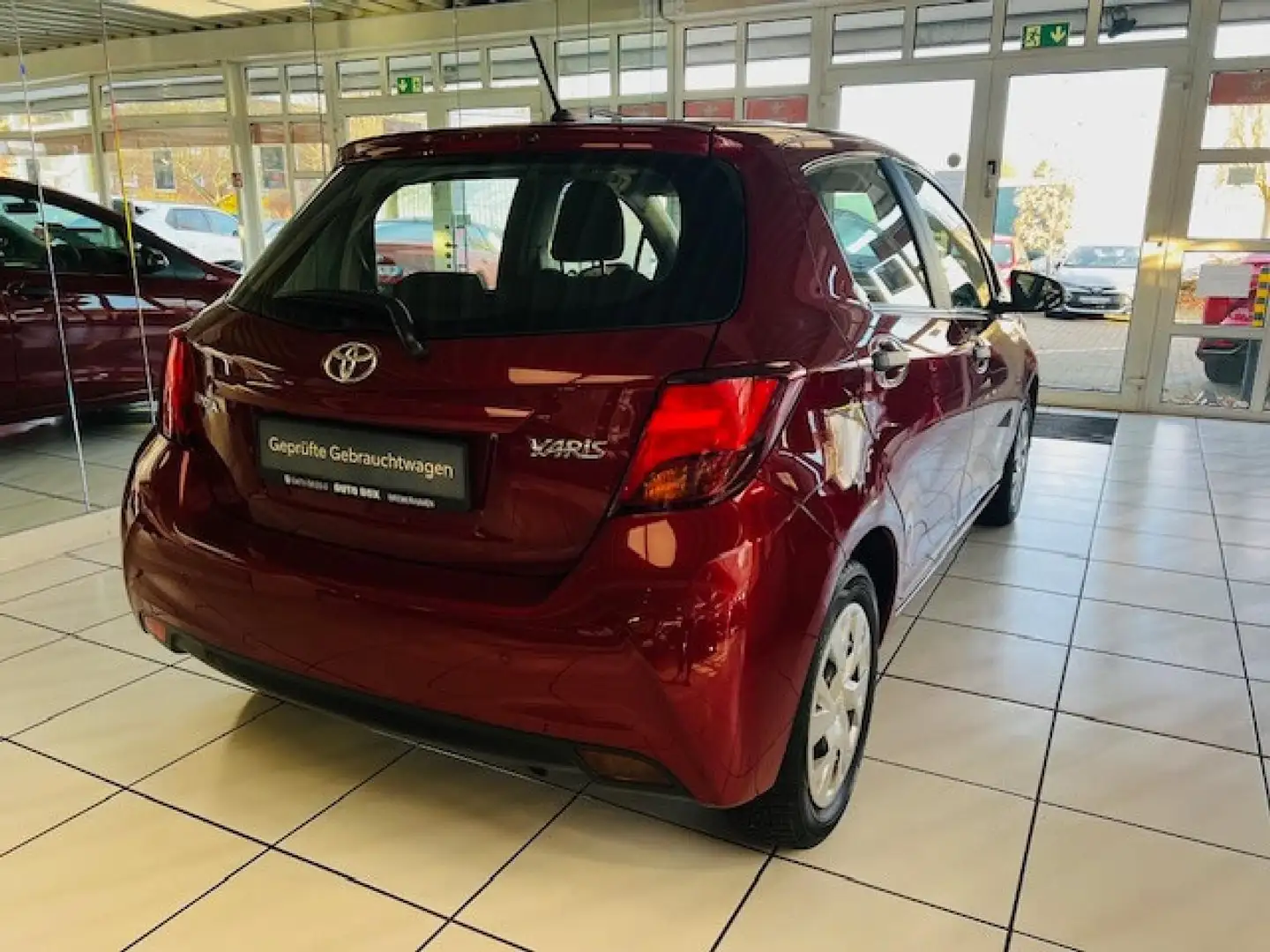 Toyota Yaris Cool & Sound erst 16.000Km Rood - 2
