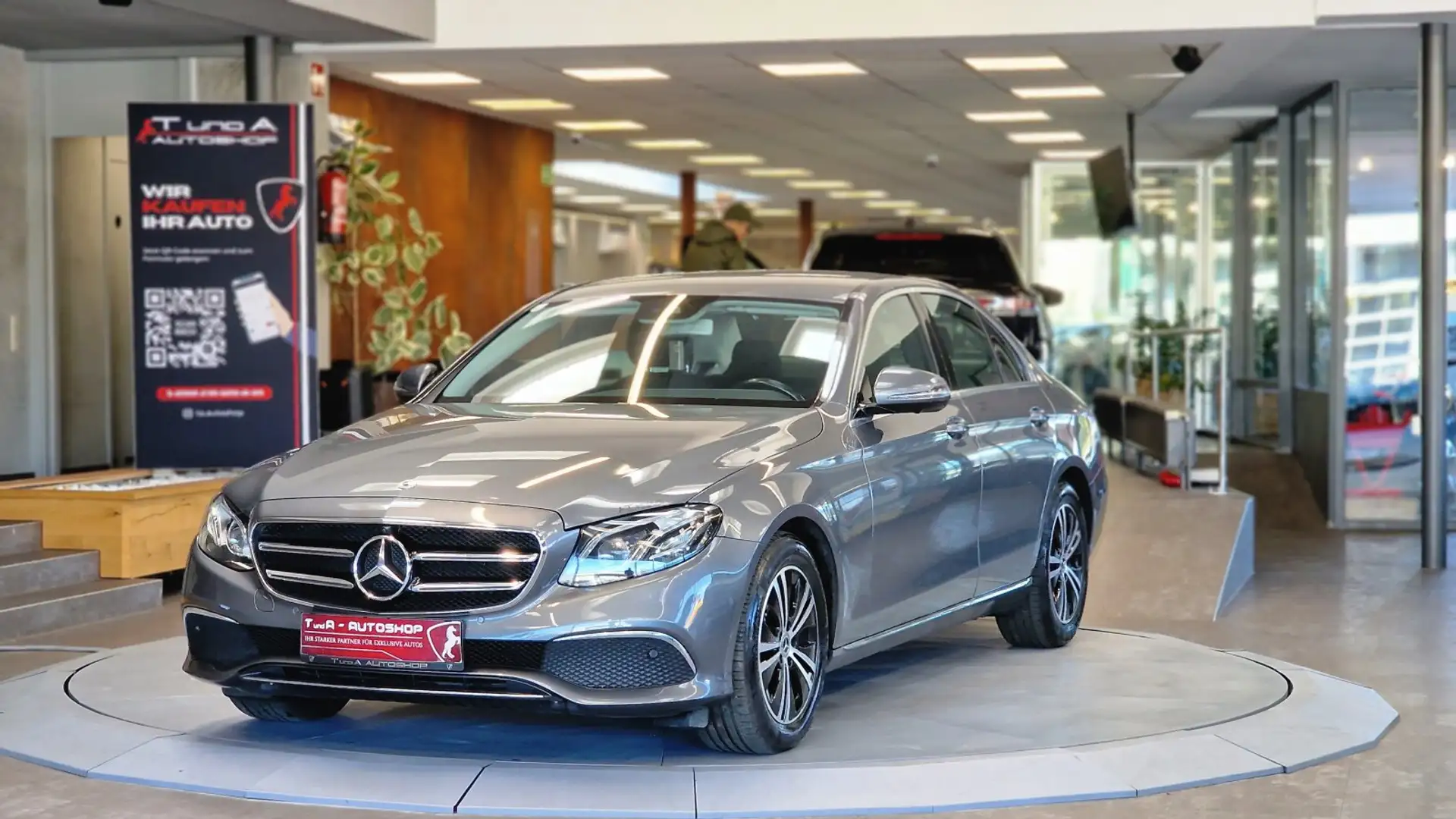 Mercedes-Benz E 200 Heck Aut. *Widescreen*360°*Burmester* Grau - 1