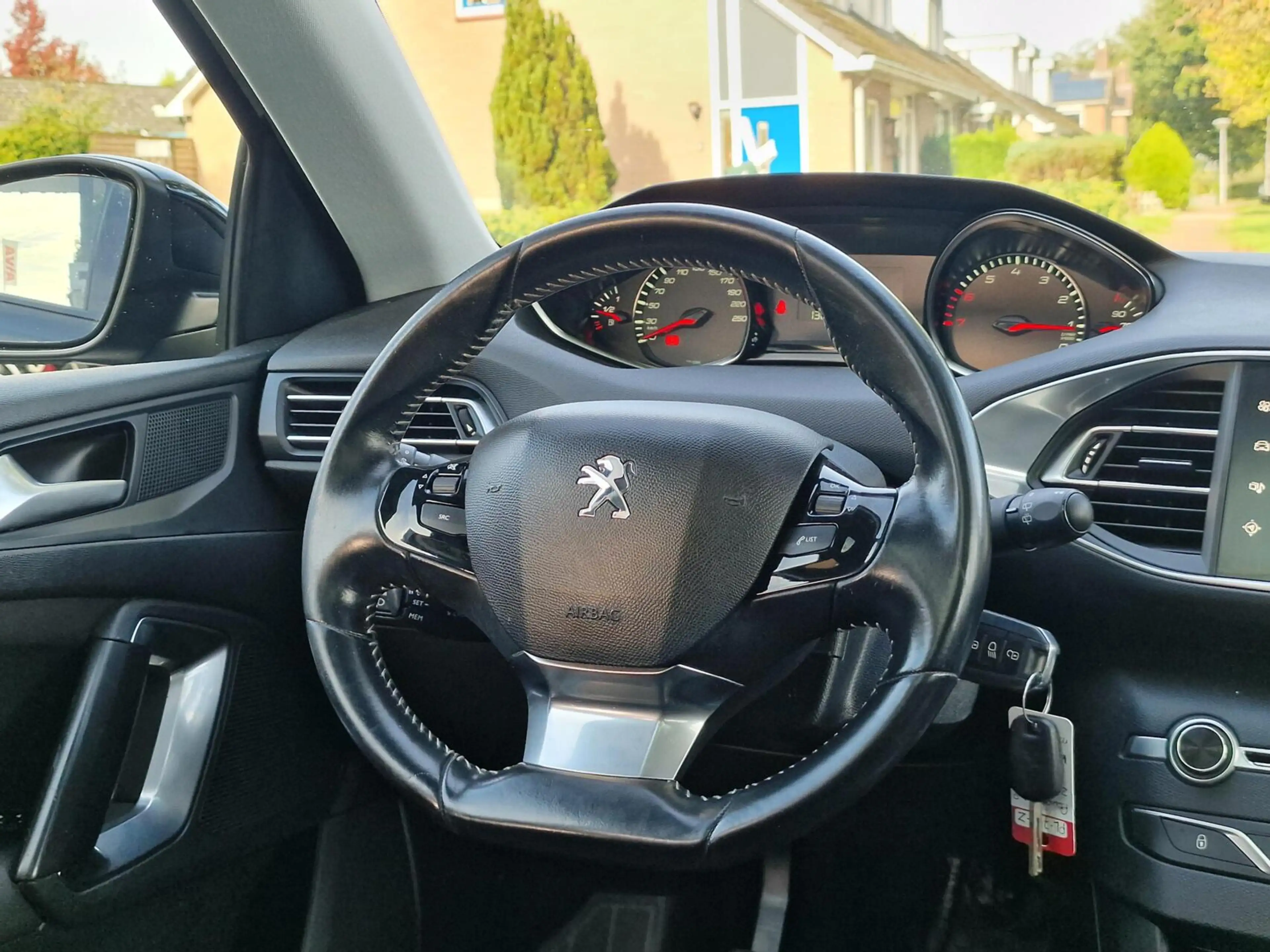 Peugeot 308 SW 1.2 PureTech Blue Lease Executive|Clima|cruise| — photo 12