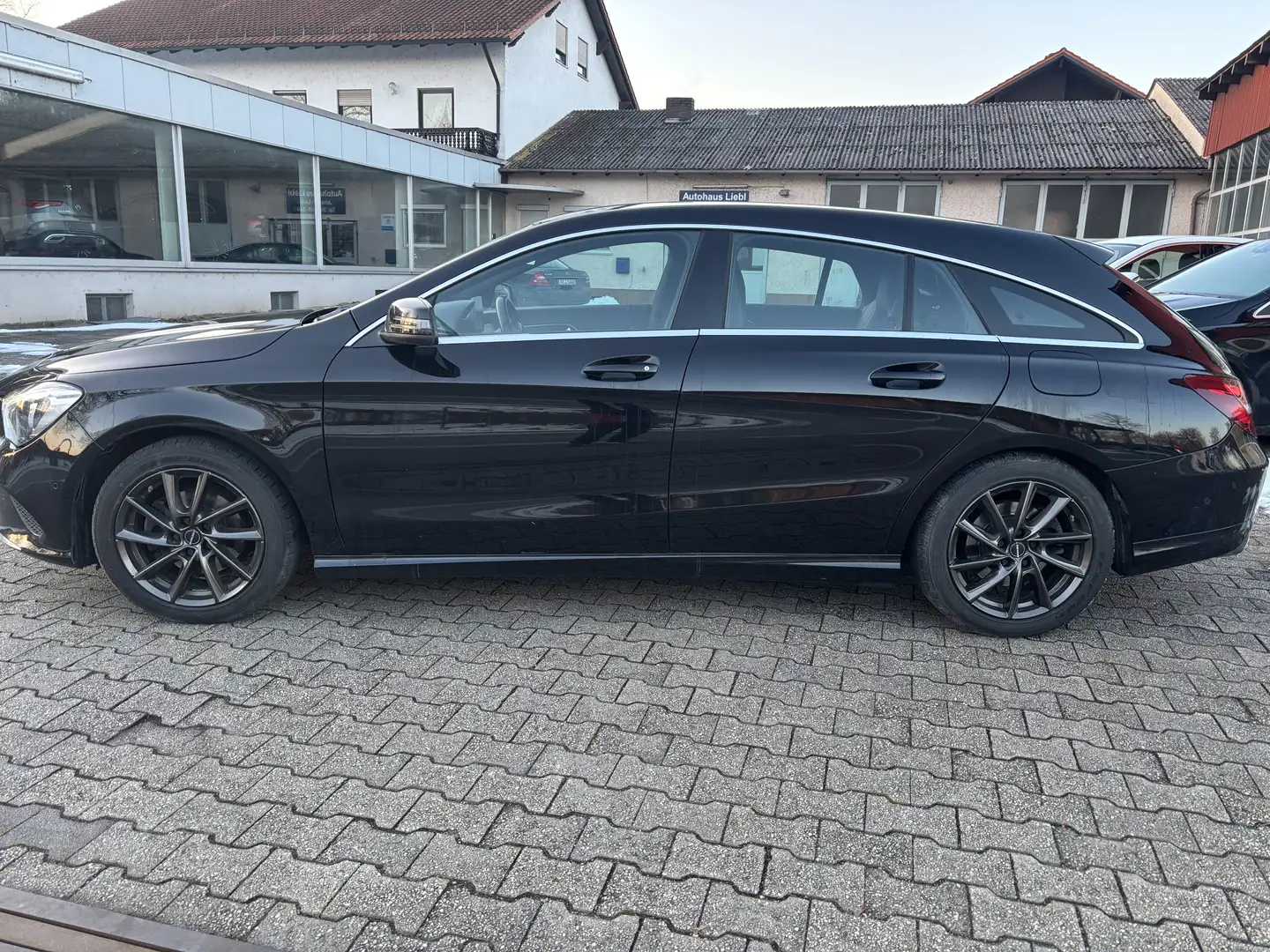Mercedes-Benz CLA 200 CLA Shooting Brake Shooting Brake Urban AHK NAVIGA Schwarz - 2