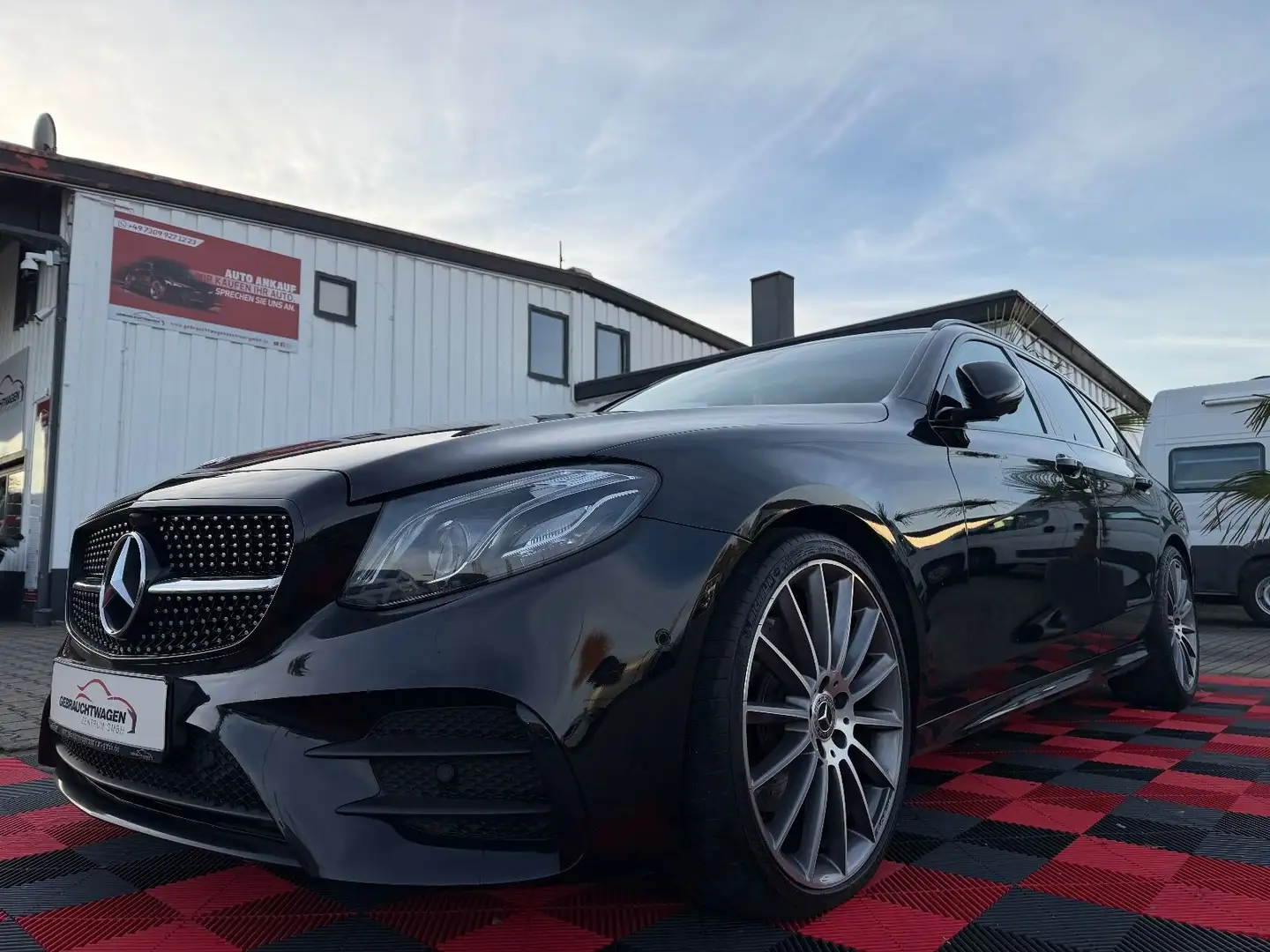 Mercedes-Benz E 300 d AMG-Line *Pano *360°-Kamera* Schwarz - 1