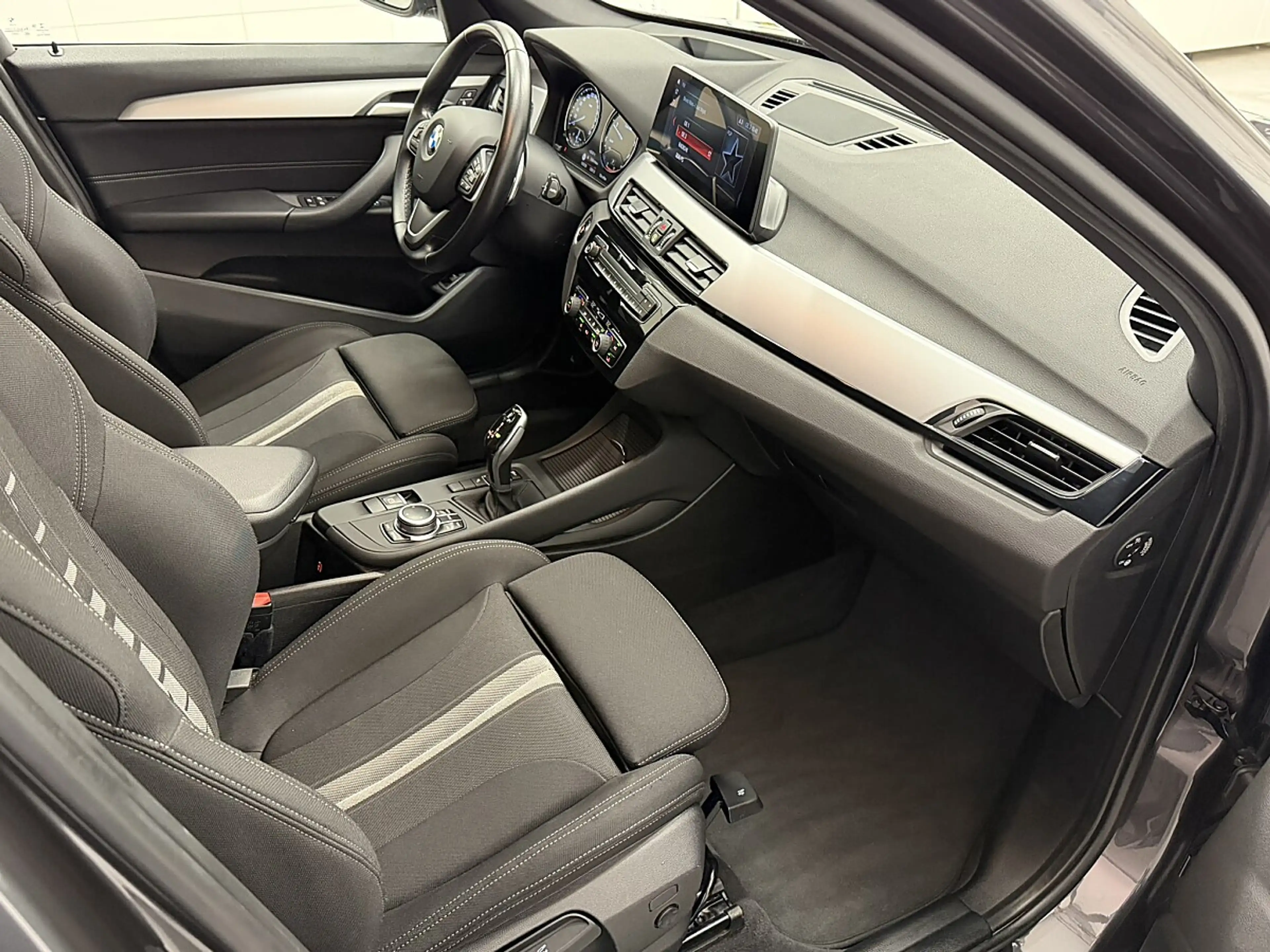 BMW X1 sDrive18d Aut.LCI/LED/NaviPro/HeadUp/Pano/HiFi/RFK — photo 11