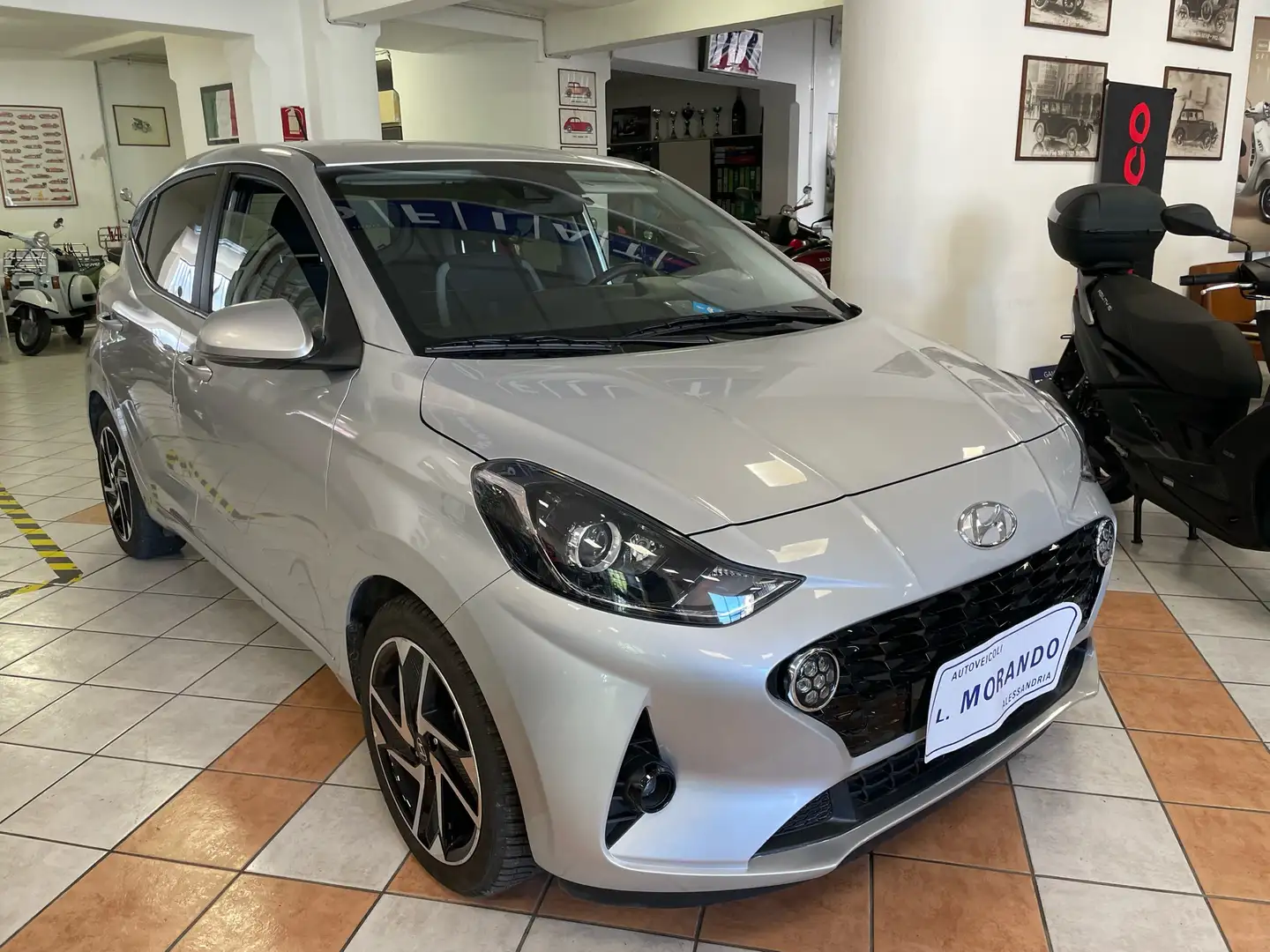 Hyundai i10 1.0 Tech Connect Pack Zilver - 1