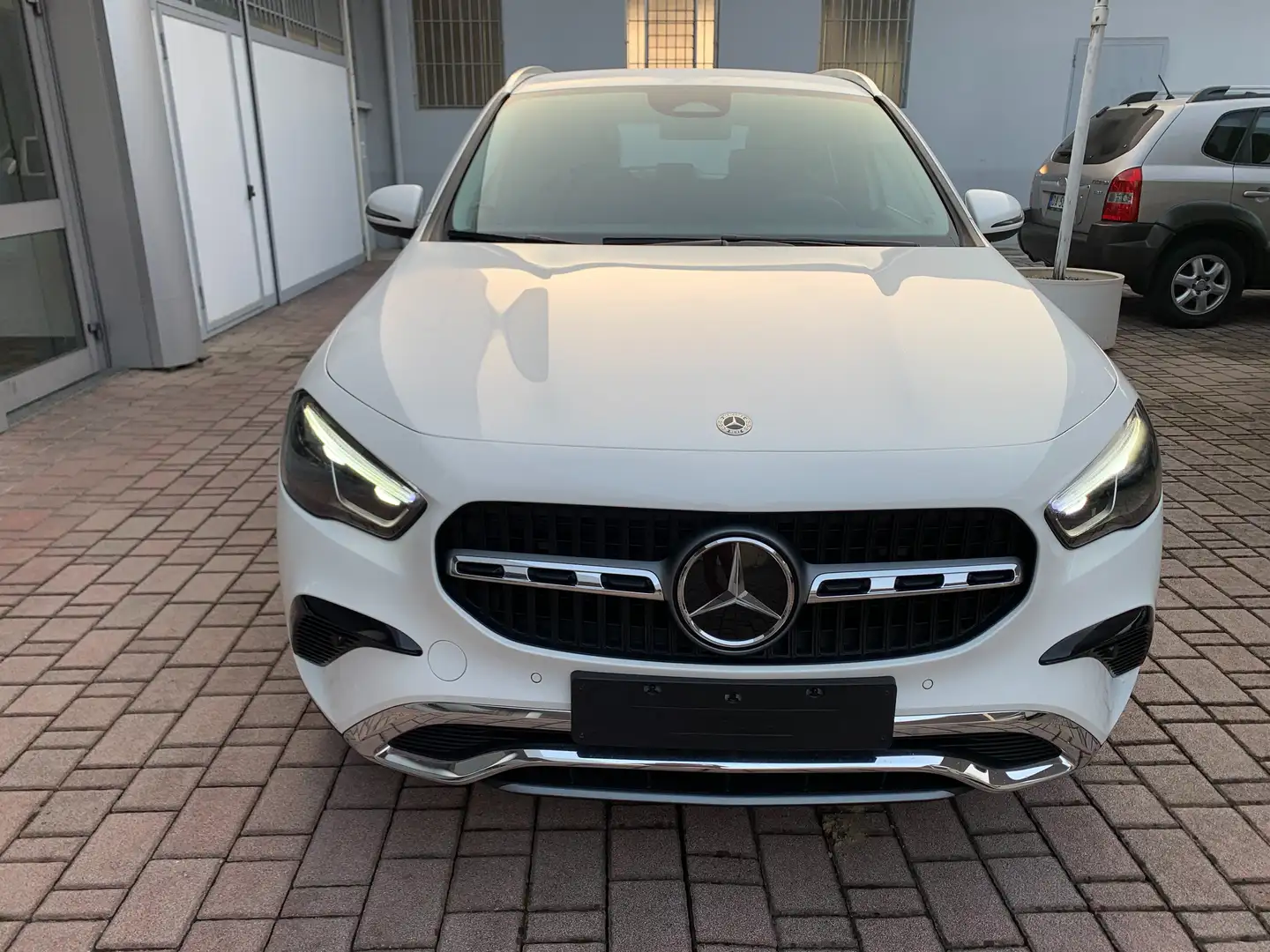 Mercedes-Benz GLA 180 GLA 180 Progressive Advanced auto Weiß - 2