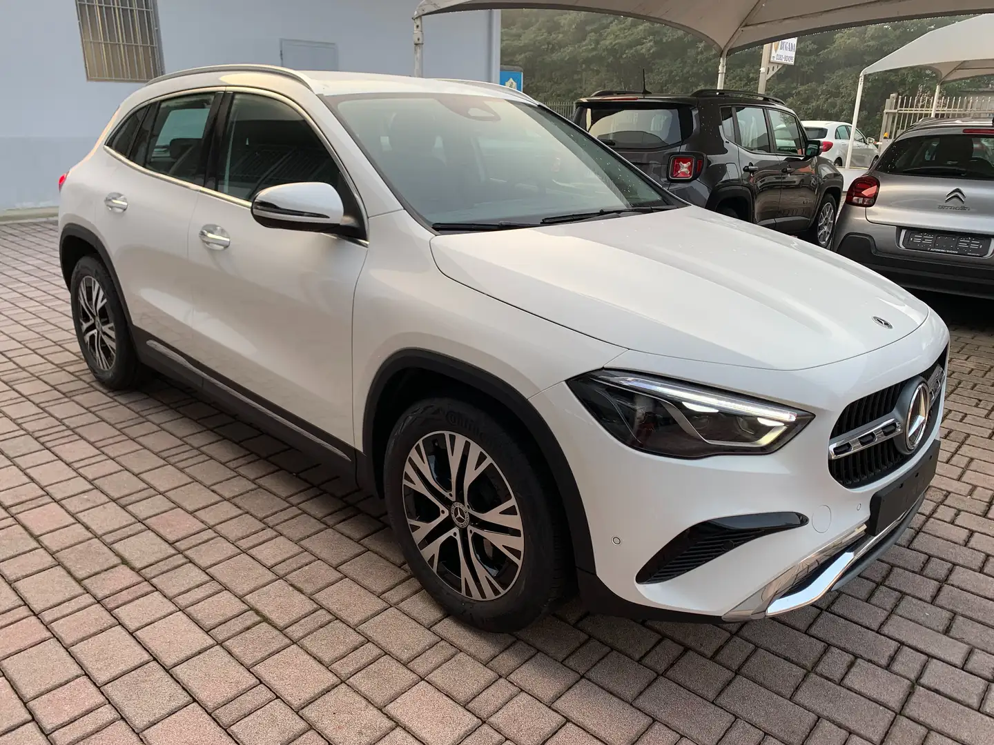 Mercedes-Benz GLA 180 GLA 180 Progressive Advanced auto Weiß - 1