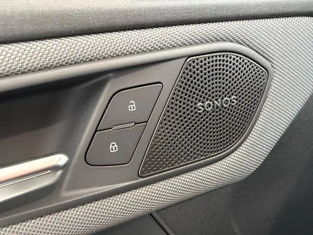 Audi Q3 view 8