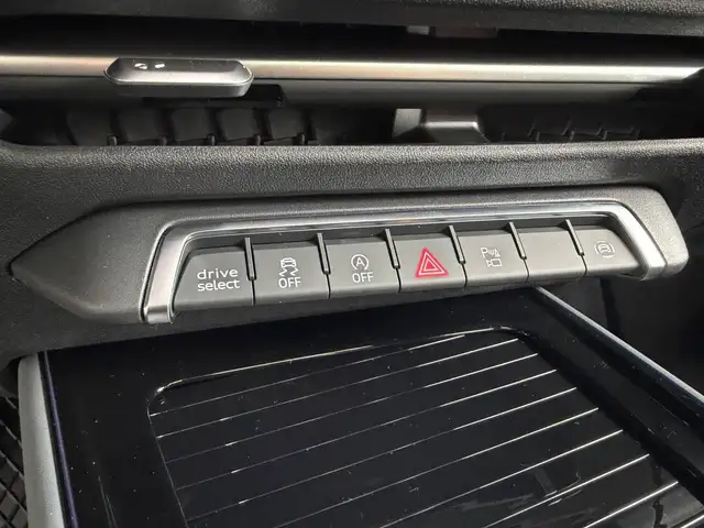 Audi Q3 view 11