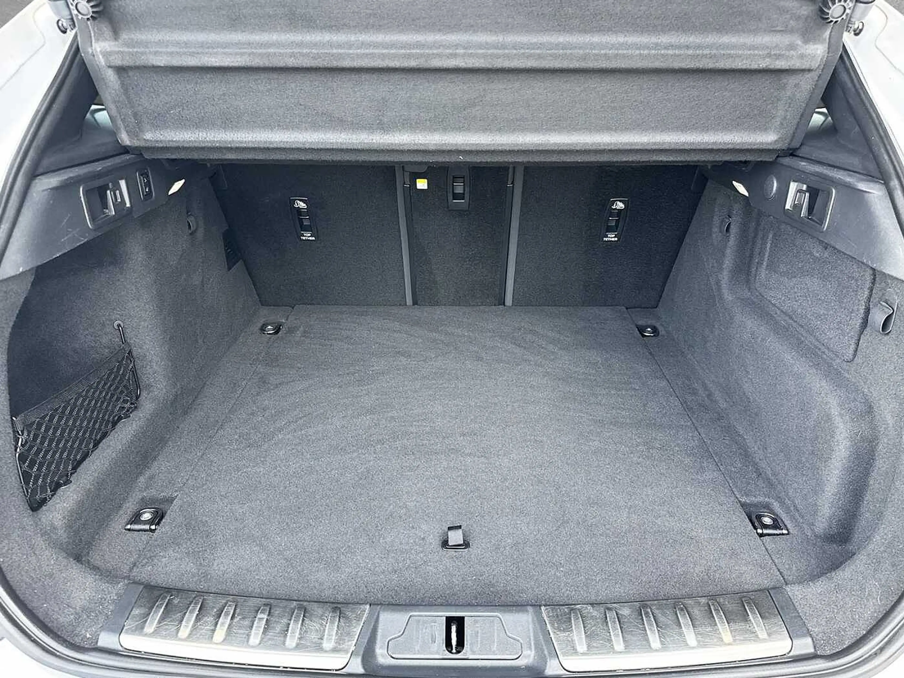 Jaguar F-Pace Diesel D300 AWD R-Dynamic SE — photo 10