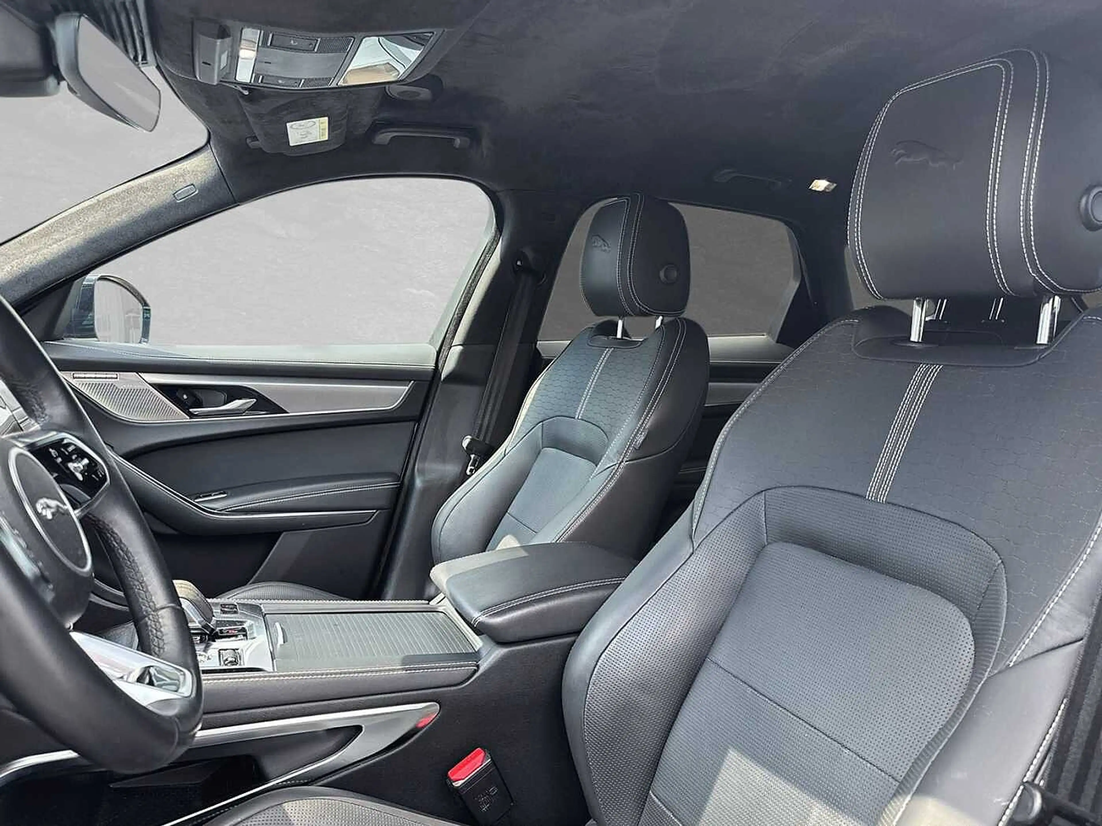 Jaguar F-Pace Diesel D300 AWD R-Dynamic SE — photo 12