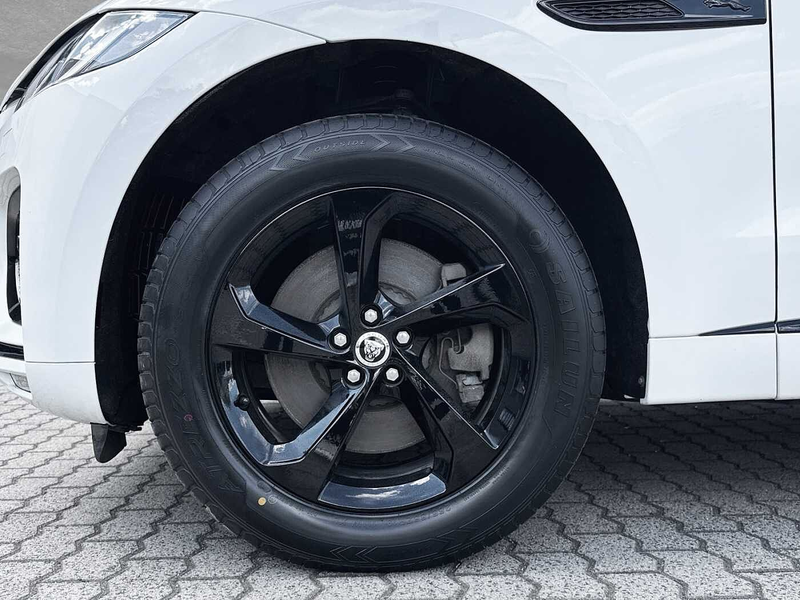 Jaguar F-Pace Diesel D300 AWD R-Dynamic SE — photo 9