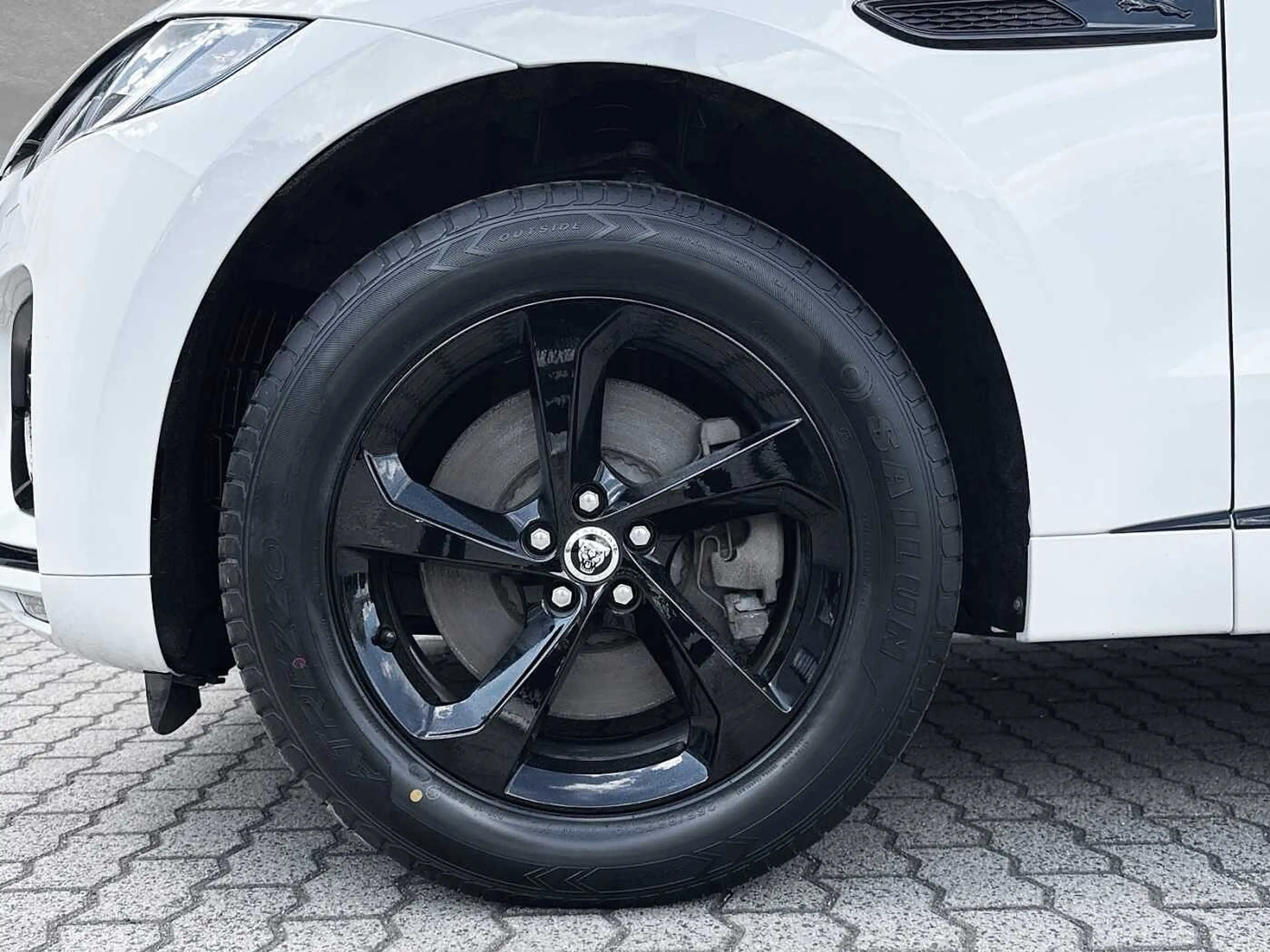 Jaguar F-Pace Diesel D300 AWD R-Dynamic SE — photo 9