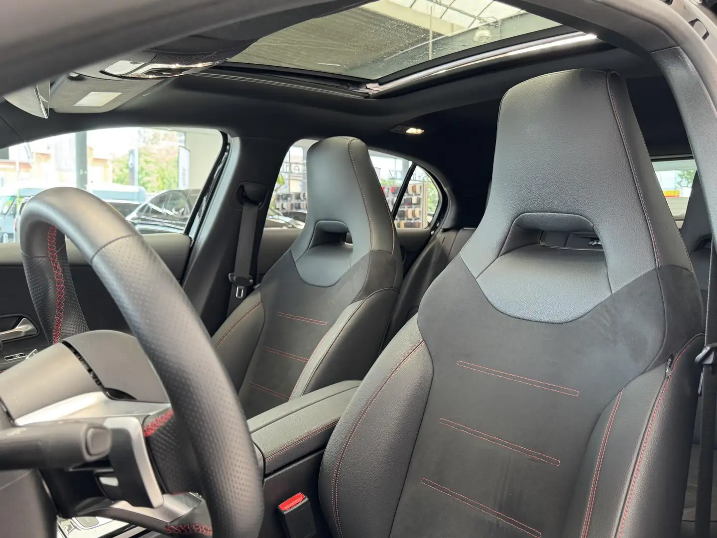 Mercedes-Benz A 180 d AMG Line Zwart - 2