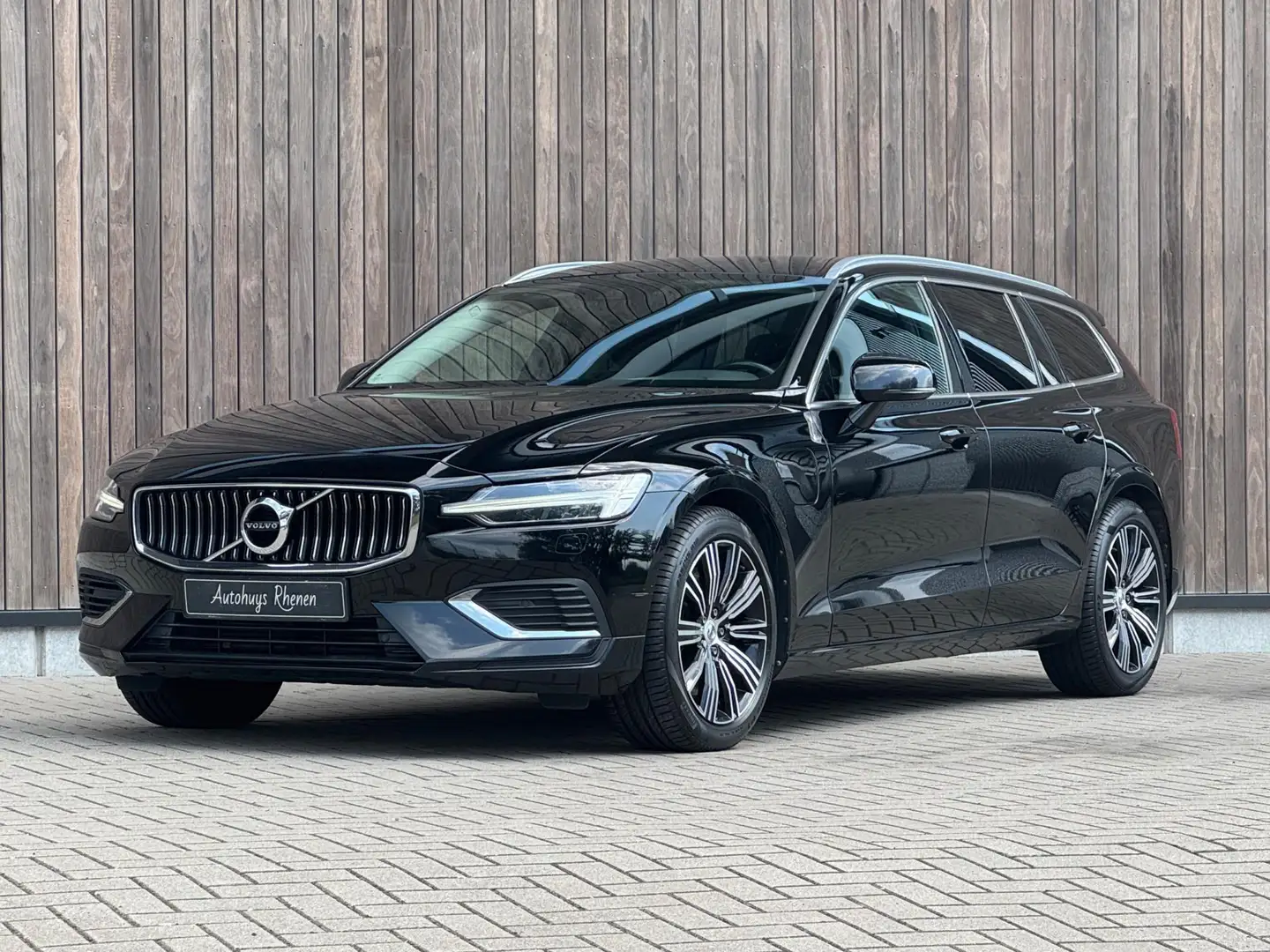 Volvo V60 2.0 T6 Recharge AWD Inscription / Trekhaak / Zwart - 2
