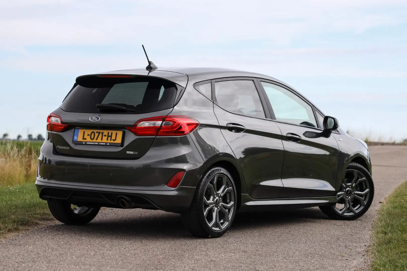 Ford Fiesta EcoBoost 125pk Hybrid ST-Line X ✅ LED ✅ ACC ✅ B&O Grijs - 2