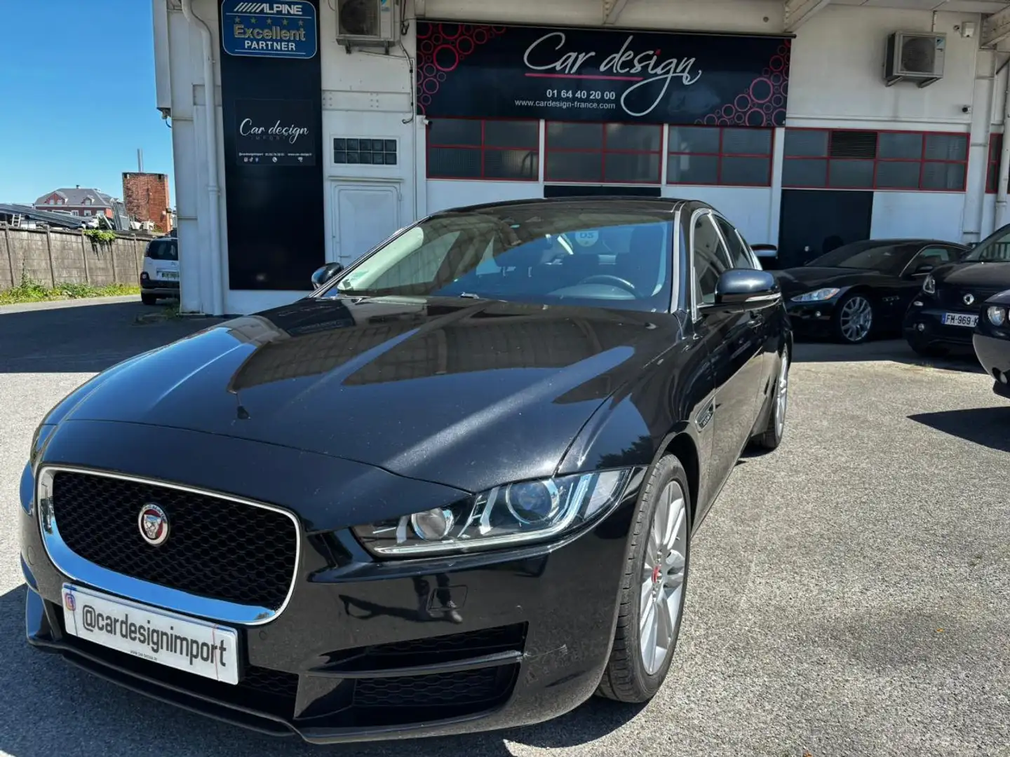 Jaguar XE 2.0i - 200 - BVA  BERLINE Portfolio PHASE 1 Schwarz - 2