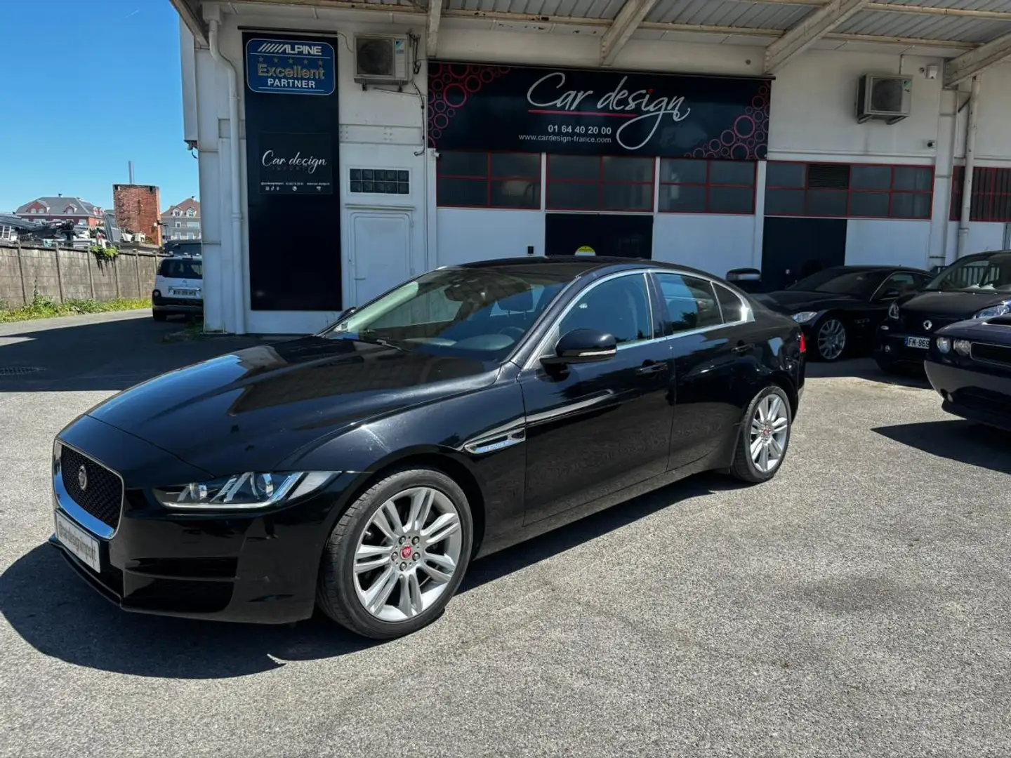 Jaguar XE 2.0i - 200 - BVA  BERLINE Portfolio PHASE 1 Schwarz - 1