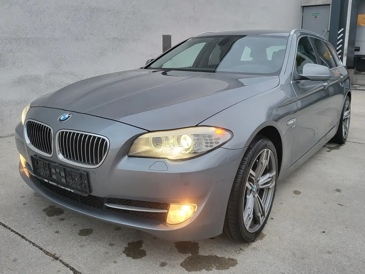 BMW 525 525d xDrive Touring Aut. Grau - 2