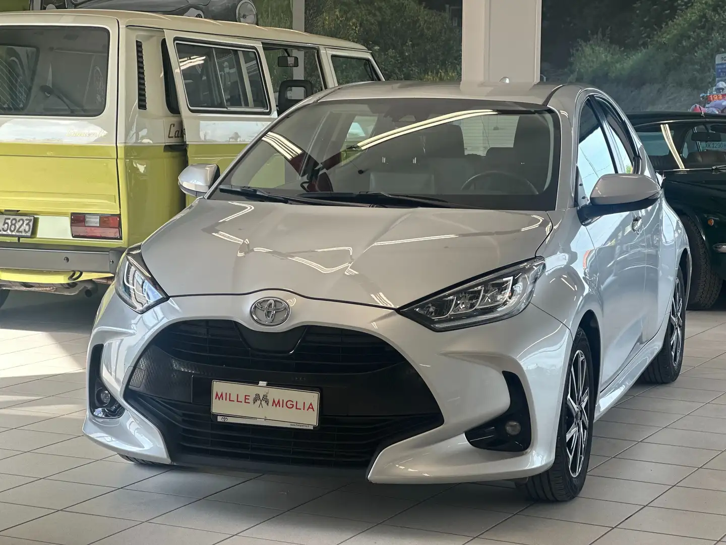 Toyota Yaris Yaris 1.0 Dynamic Grau - 2