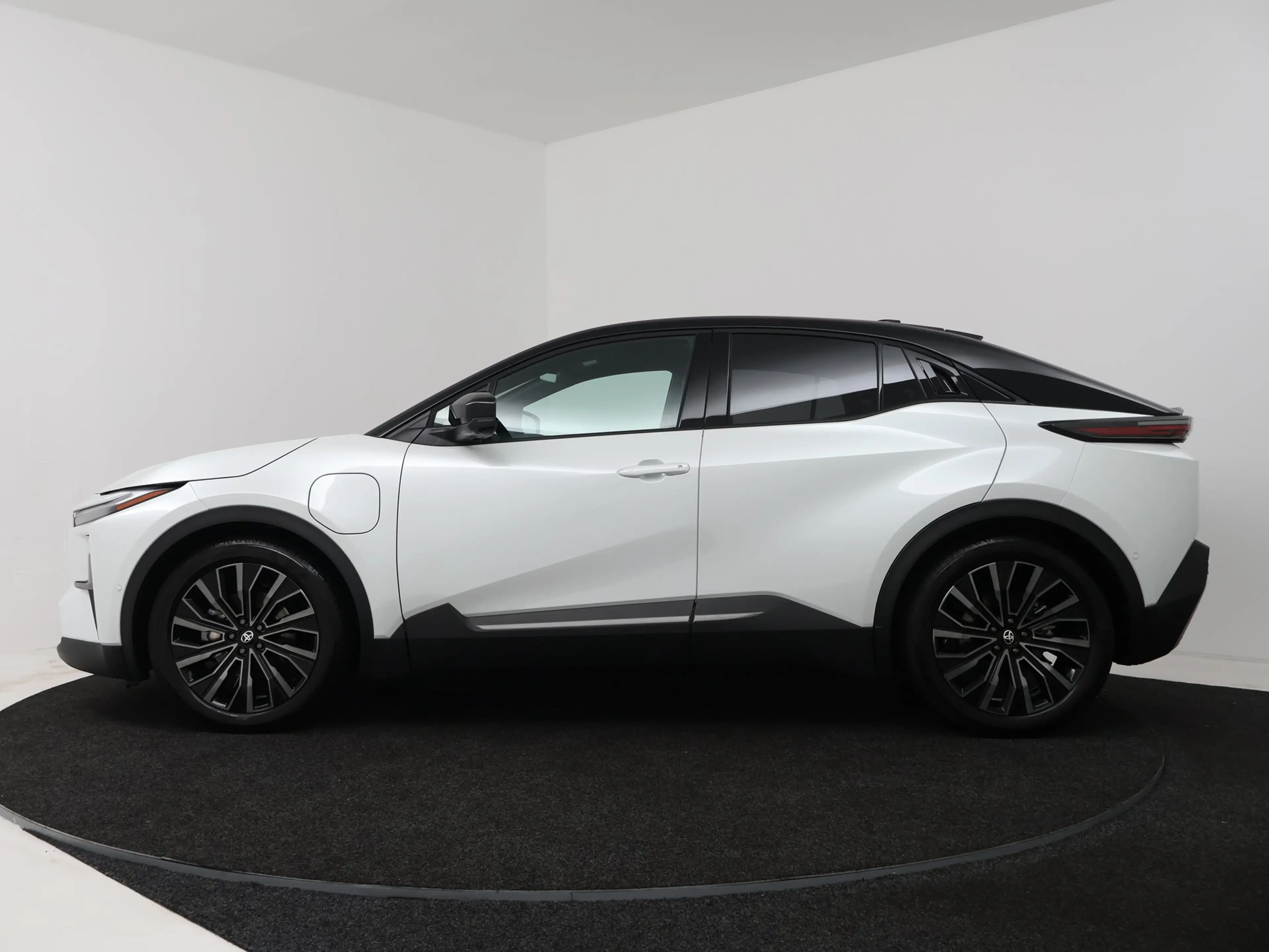 Toyota C-HR+ Executive AWD 77 kWh | Navigatie | PDC | Demo Sand — photo 3