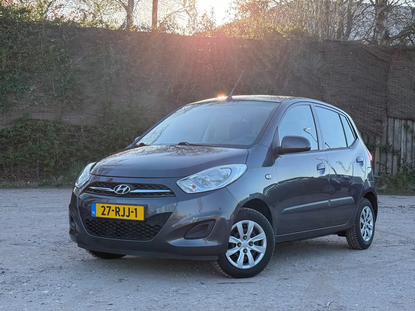 Hyundai i10 1.1 i-Drive Gris - 1