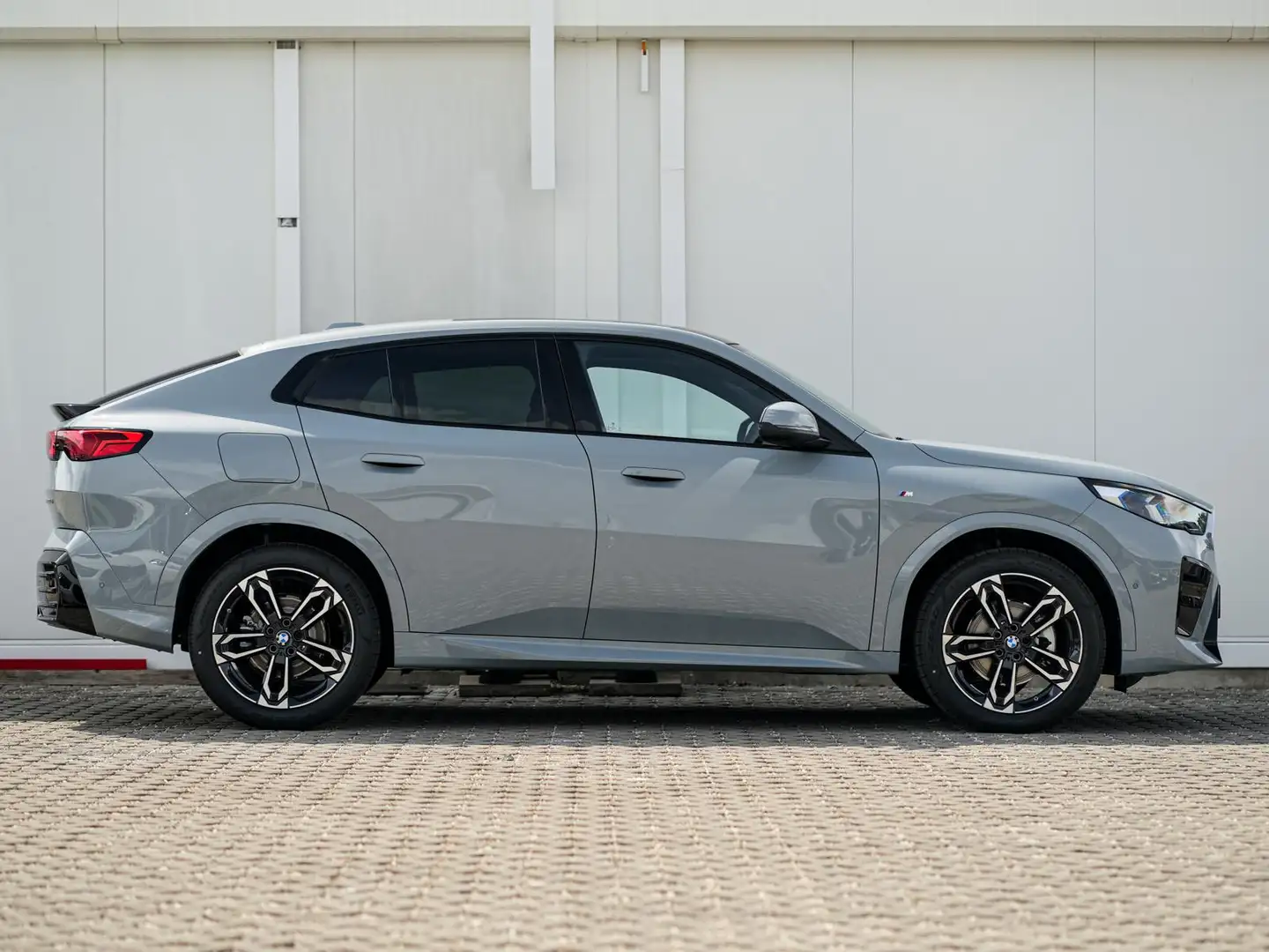 BMW X2 sDrive18d M Sport AHK ACC aLED PANO Aktivsitz Grau - 2