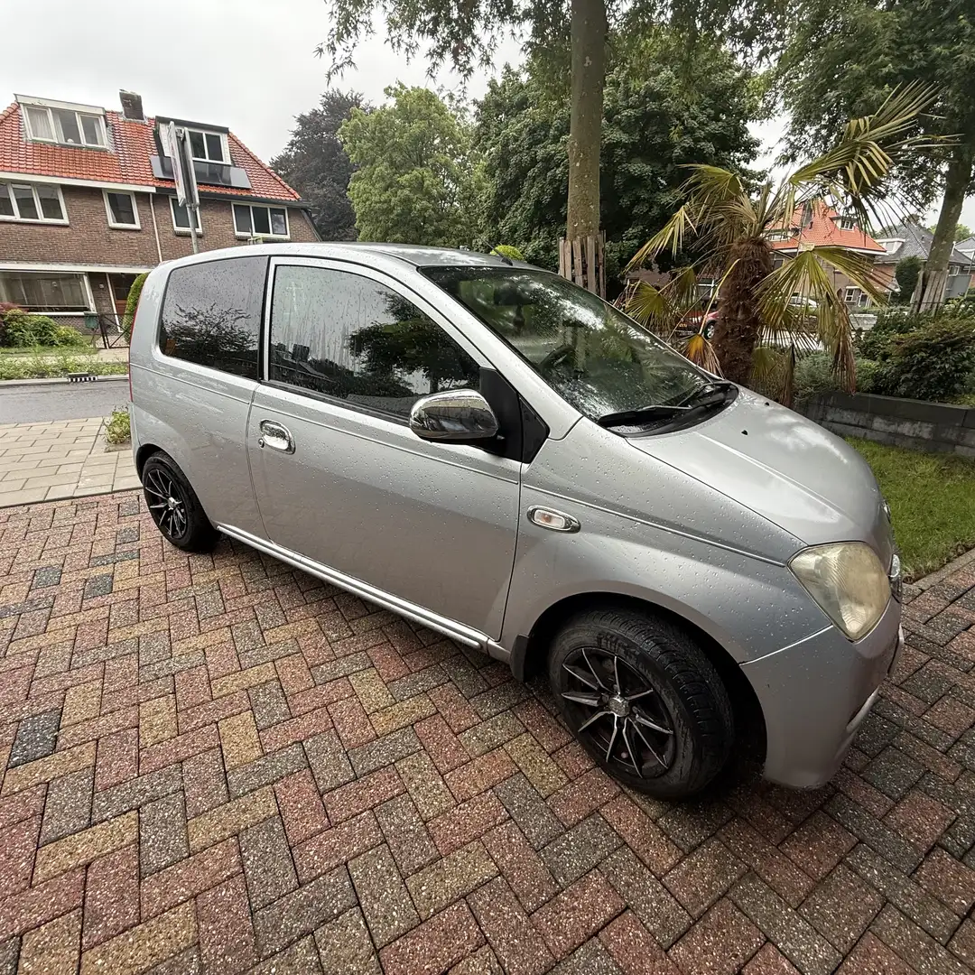 Daihatsu Cuore 1.0-12V Azure Šedá - 1
