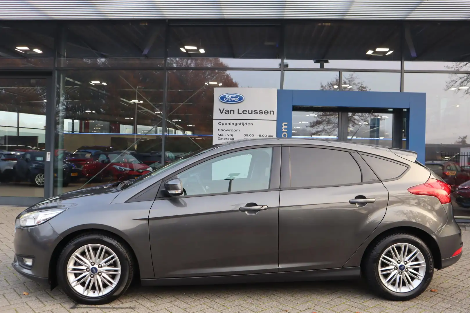 Ford Focus 1.5 150PK TITANIUM 5-DEURS AUTOMAAT WINTERPACK P-S Grau - 2