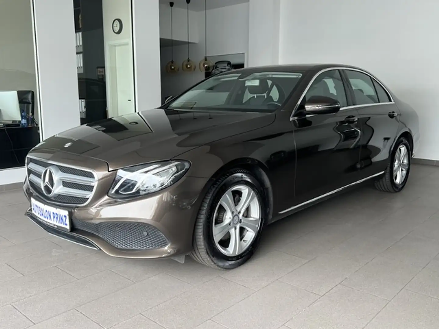 Mercedes-Benz E 200 AUTOM NAVI KLIMA AVANTGARDE KAMERA TEILLDR Brun - 1