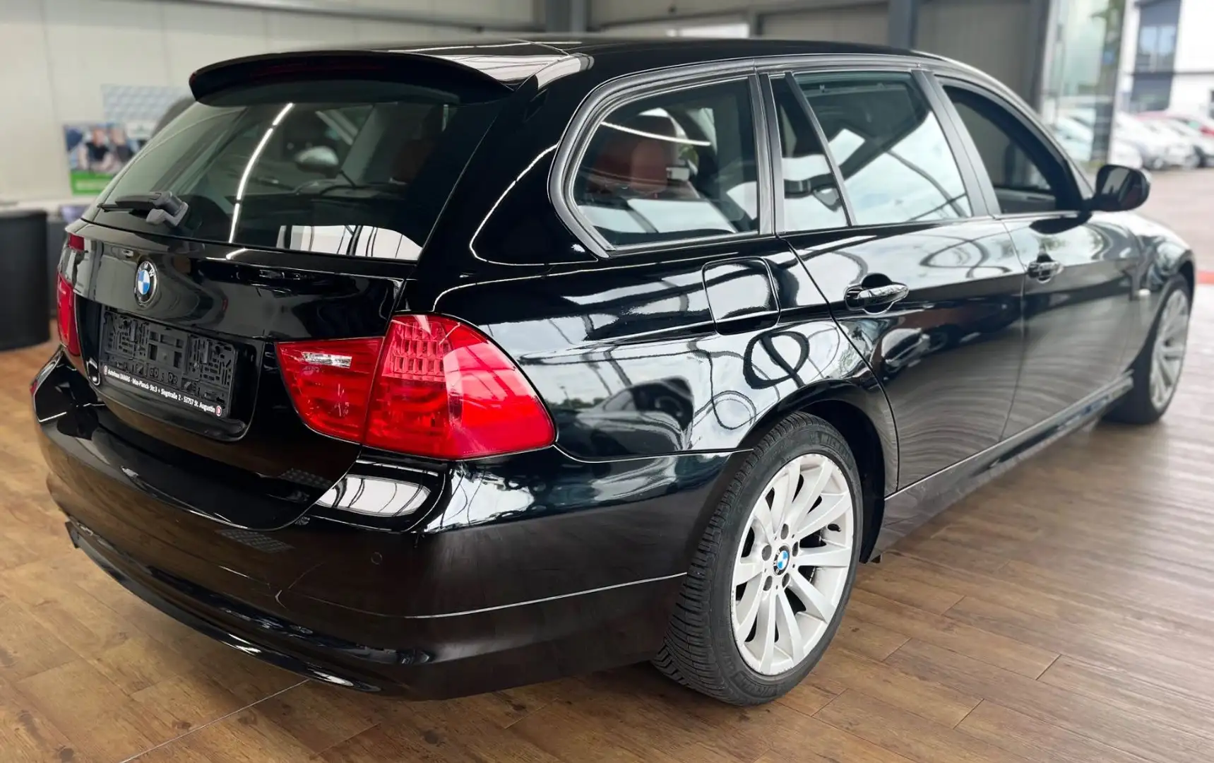 BMW 318 i Touring Bi-XENON,KLIMAAUTO,PARKSENSOR Schwarz - 2
