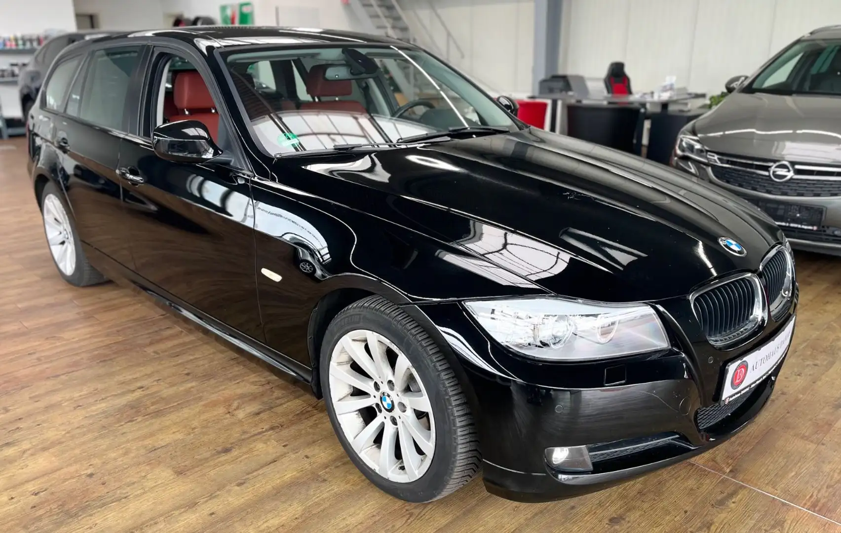 BMW 318 i Touring Bi-XENON,KLIMAAUTO,PARKSENSOR Schwarz - 1