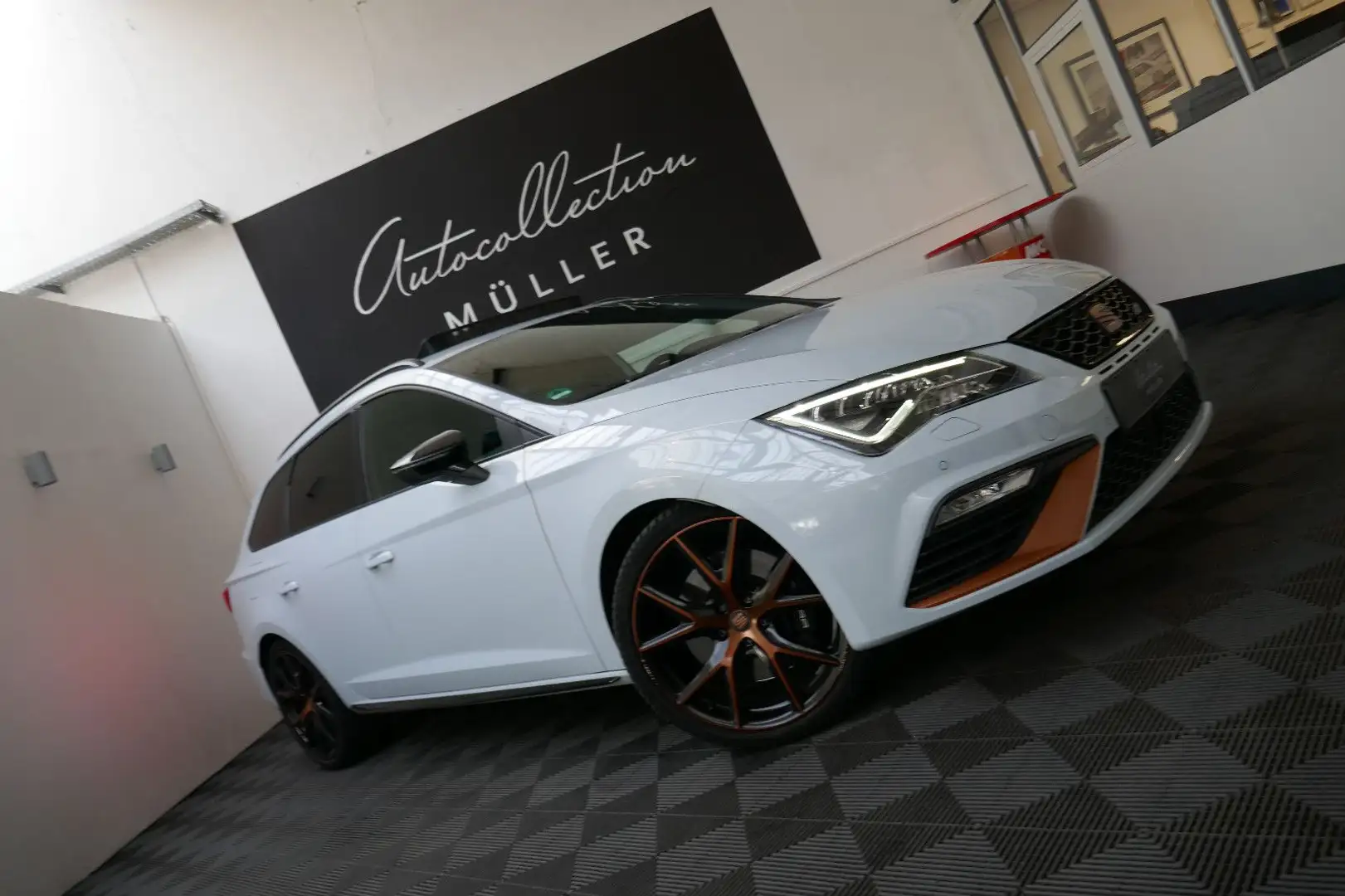 SEAT Leon ST Cupra 300 4Drive *BEATS*PANO*DSG*4x4* Grijs - 2