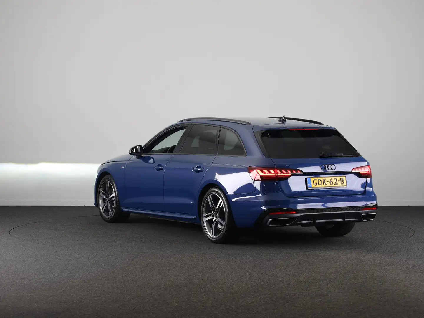 Audi A4 Avant 40 TFSI S edition Competition 204 pk S-troni Bleu - 2