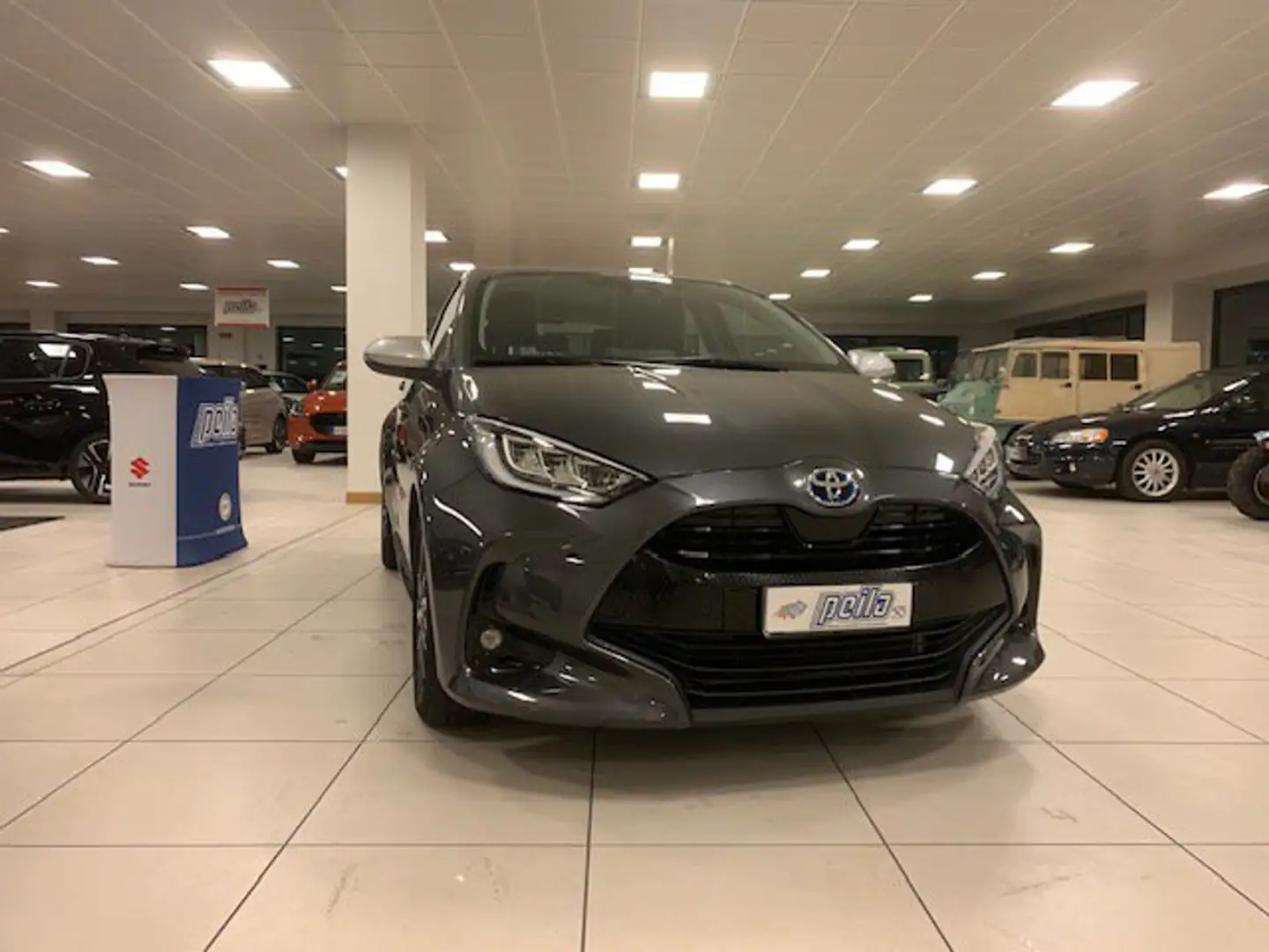 Toyota Yaris Yaris 1.5 Hybrid 5 porte Trend Grigio - 2