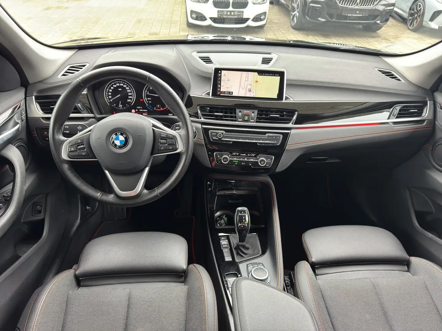BMW X1 sDrive20i Sport Line AHK Ad.LED 18 Automatik Schwarz - 2
