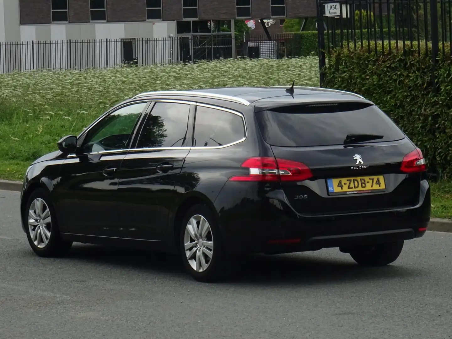 Peugeot 308 SW 1.2 e-THP Blue Lease NAP/PANORAMA/NAV/LED/PDC Schwarz - 2