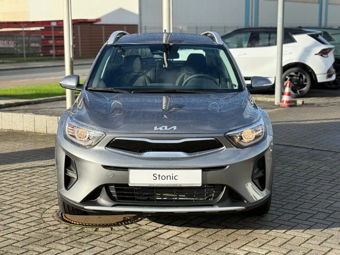 Kia Stonic 1.2 Vision Navigation Grau - 2